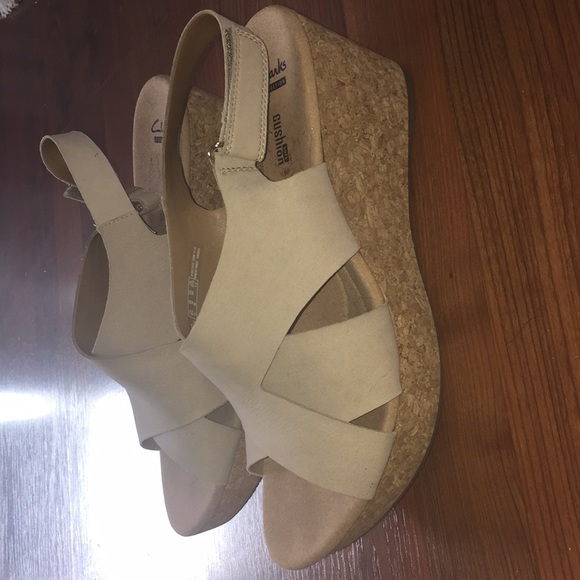 Clark’s tan sandal - Picture 4 of 8